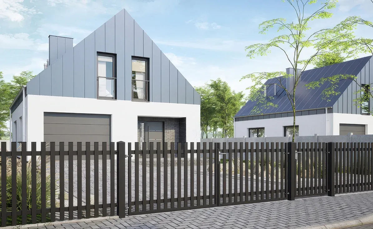 Zaun modern – vertikales Gartentor und Zaunsystem vor einem zeitgemäßen Einfamilienhaus