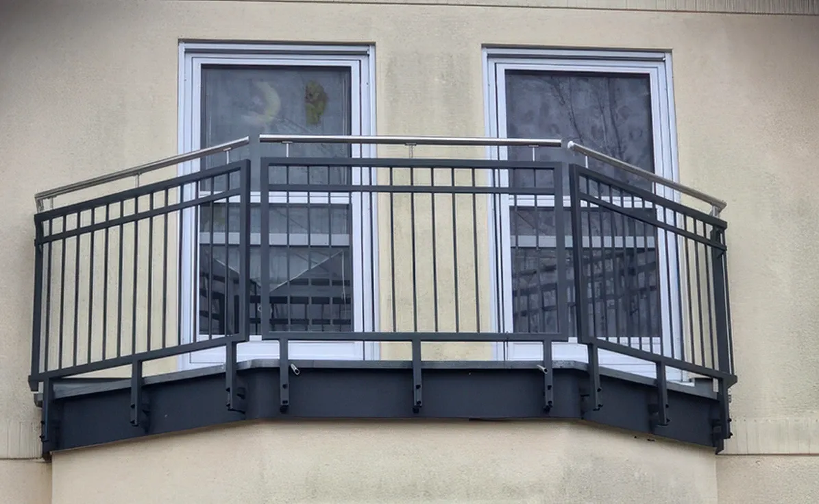 Die Balkongeländer aus Metall, die an den Fenstern des Gebäudes angebracht ist, unterstreicht den minimalistischen Charakter der Fassade.