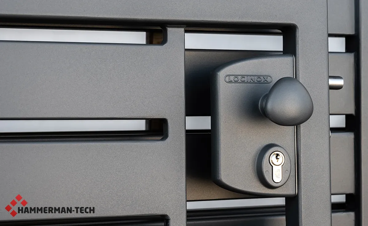 Detailaufnahme eines grauen Metalltors mit Schloss, Griff und Schließzylinder