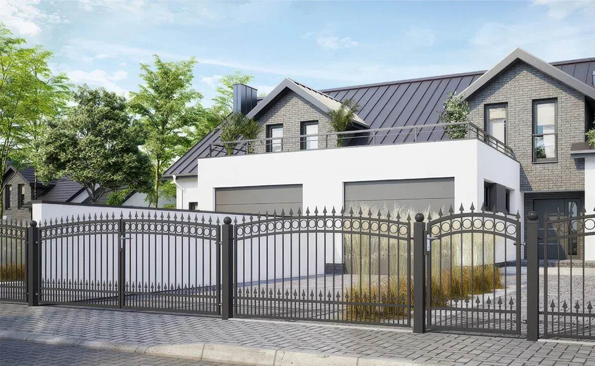 Dekorativer, vertikaler Zaun aus Polen an einem modernen Haus