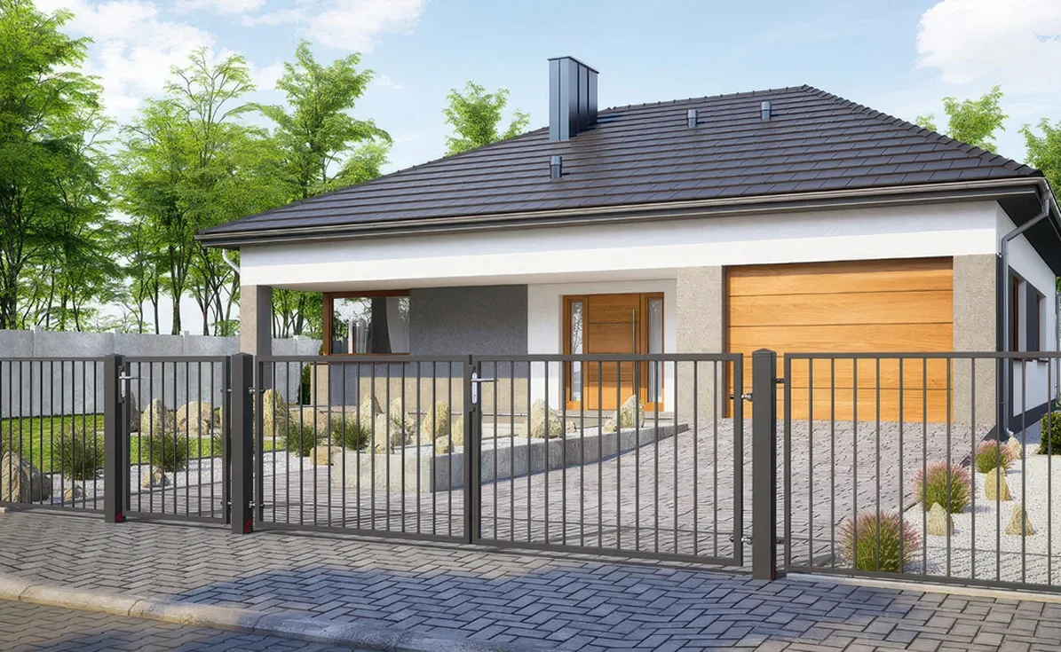 Moderner Metallzaun direkt vom Hersteller vor einem Einfamilienhaus